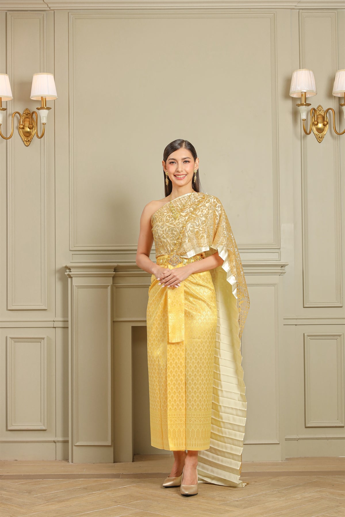 dressed in gold Dubai, United Arab Emirates, women and men dressed in gold Stock Photo